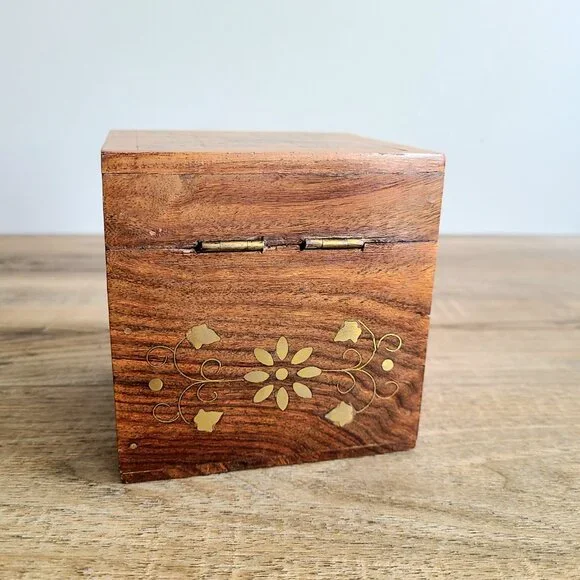 Vintage wooden trinket /jewelry box with brass floral inlay. - Picture 7 of 10